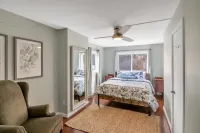 Beautiful 4-bedroom  Lake Front Cottage with HOT TUB & rentable BOAT Hotels in White Lake charter Township