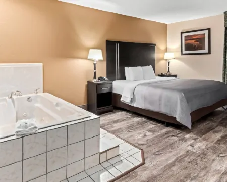 Quality Inn & Suites Granbury Hotels in Hood County