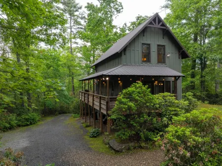 Summer Haven - Your Adventure Retreat near Dupont and Pisgah National Forests Отели рядом с достопримечательностью «Fred W. Symmes Chapel»