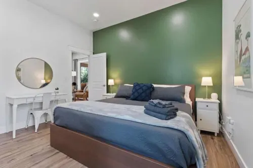 Industrial Modern Getaway -Hot Tub -Exposed Brick- Firepits -READ DESCRIPTION