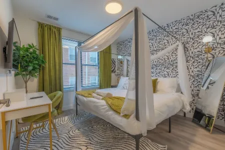 Opulence n Olive ~ 4bath, 10 beds+Park 2 cars FREE