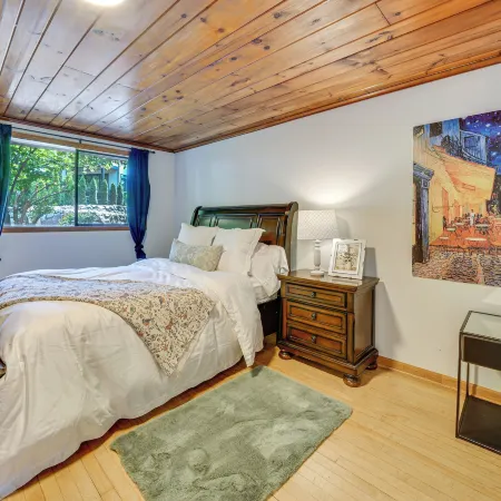 1/2 Mi to Yarrow Bay: Family Home in Kirkland