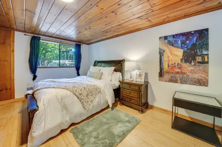 1/2 Mi to Yarrow Bay: Family Home in Kirkland Отели рядом с достопримечательностью «Южный Киркленд Парк энд Райд»