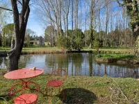 House on the banks of the Sorgue Hotels in Le Thor