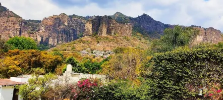 Incredible views, 4 blocks from downtown / pool