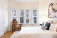 Next to ocean, 5 min to downtown or to the airport by T Hoteller i East Boston