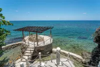 Breathtaking Villa with ocean views, hot tub, BBQ, and steps from the beach Hotels in Boscobel