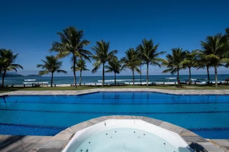 Casa de Condomínio com 7 Quartos em Condomínio Fechado