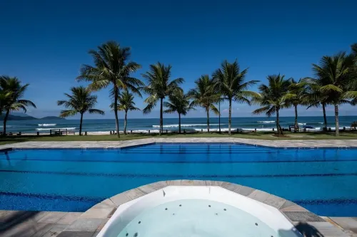 Casa de Condomínio com 7 Quartos em Condomínio Fechado