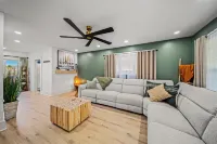 Lakeview Modern Stay Near Beaches, GOTL, and Spire 애슈터뷸라 호텔