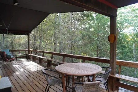 Cozy Home with Lake Sunapee Access 2 Min Walk / 7 Mins to Mount Sunapee Отели рядом с достопримечательностью «Mount Sunapee State Park and Ski Area»