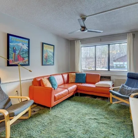The Knotty Chipmunk - Cozy Condo - Sleeps 6