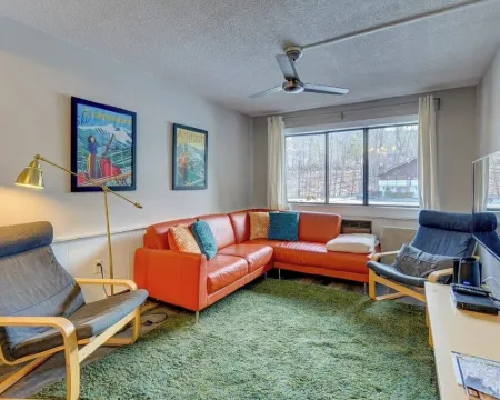 The Knotty Chipmunk - Cozy Condo - Sleeps 6 Hotels in Bartlett