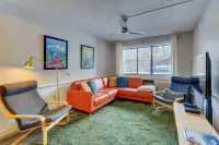 The Knotty Chipmunk - Cozy Condo - Sleeps 6