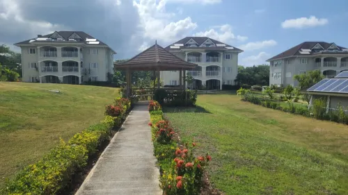 2 BR Apart. w/ pool, gym & tennis court ~ 20 minutes from Dunns River/Ocho Rios