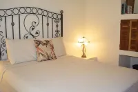Private suite 103 with beautiful gardens, shared pool and BBQ area! - Pools