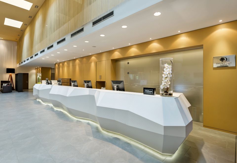 4. 더블트리 바이 ..