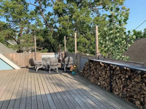 THE LOFT 3 level urban cabin with a HUGE patio! 칸디요이 카운티 호텔