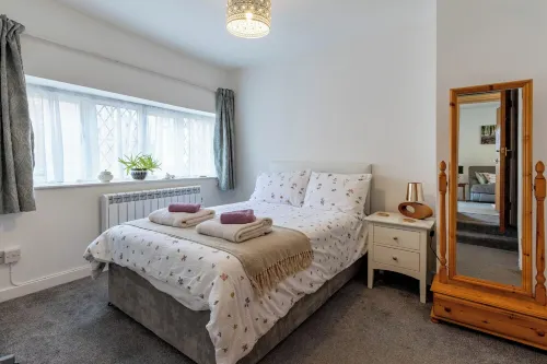 Charming Historic Stay | Cosy Flat with parking!