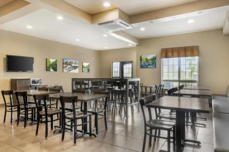 Best Western Plus Saint John Hotel  Suites Отели рядом с достопримечательностью «Reed's Point Lighthouse»