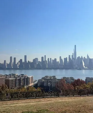 Oasis on the Hudson River: NYC Views & Vibes, Charming 2 Bedroom with Wifi Отели рядом с достопримечательностью «Запад Нью Йорк Паркс Департмент»