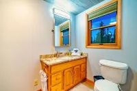 Black Wolf Cabin ~ Romantic Mountain Escape for 2