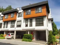 Stylish 3 bedroom townhome with rooftop patio Hotels in Squamish