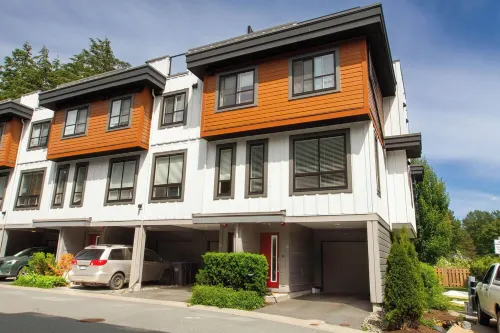 Stylish 3 bedroom townhome with rooftop patio