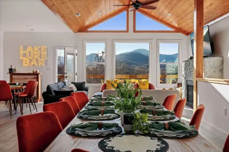 Private Lake Open! Luxe 5BR, Epic Lake View, 8ppl Hot Tub + Game Rm Отели рядом с достопримечательностью «Lake lure»