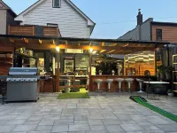 Cozy Four bedroom - 2 bath House Awaits Hotels in East York