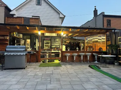 Cozy Four bedroom - 2 bath House Awaits Hotel a East York