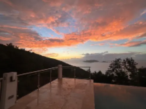 Zafira Luxe Ocean View Villa, Gourmet Kitchen, Pool & BBQ