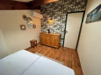 Vacation home for 6, air-conditioned, with shared pool and tennis court La Vallee Des Tortues 주변 호텔