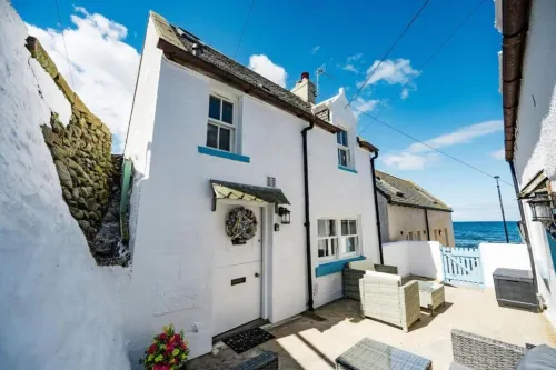 Nautical Nook, 16 Seatown, Gardenstown Hotels in Gardenstown