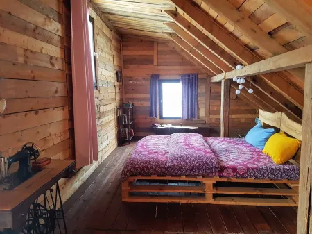 Boho eco cabin in the woods on Fruška gora Отели в г. Beocin