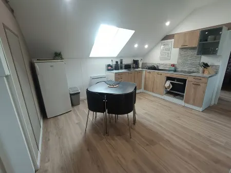 Room in 2-person apartment Отели в г. Экомуа