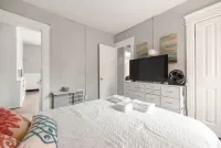 Modern 2BR • Mins to Univ, Zoo, Destiny & Downtown