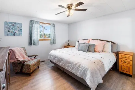 All season Lakefront cottage!