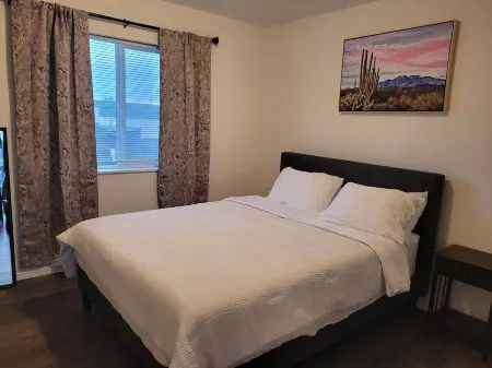 Charming 2-bedroom condo in lovely Coos Bay with WiFi, AC Отели в г. Банкер Хилл