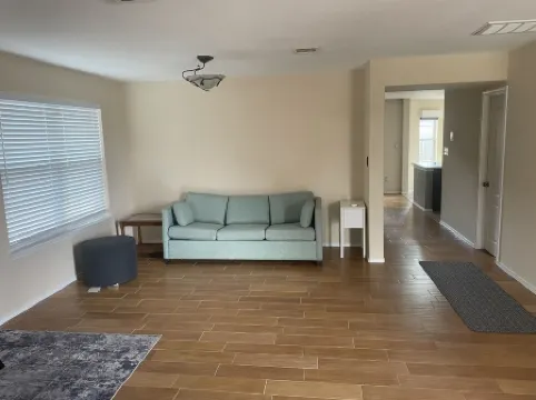 Beautiful & Large SFR 6 Queen Beds+ Sleeper Sofa, Great Area Close to 130 & HEB