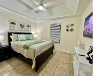 Hospitals/Mall/Airport Minutes away/Comfy King Bed