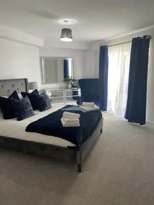 Balcony Seaview 2 bedroom luxury apartment. Coastal Retreat. 1 min walk to beach