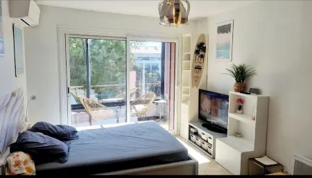 30 m2 apartment. Located 9 minutes' walk from the port, city center and beaches.