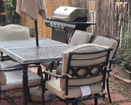 Hacienda de Horacio a 3 bedroom w/2 king beds, private patio and parking. โรงแรมในMesilla