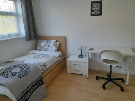 Offering garden views, Bridgewoods is an accommodation situated in Chatham, Отели рядом с достопримечательностью «The Dockyard Railway»