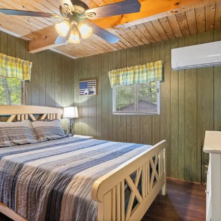 The Lake Escape - A Cozy Lakeside Cabin - Sleeps 8 - Grill, Kayak, Firepit