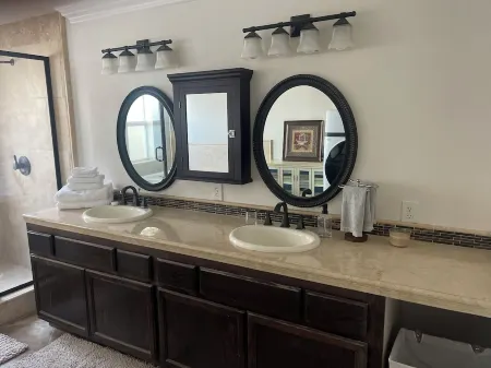 Charming 1-bedroom apartment in lovely Bakersfield with AC, WiFi