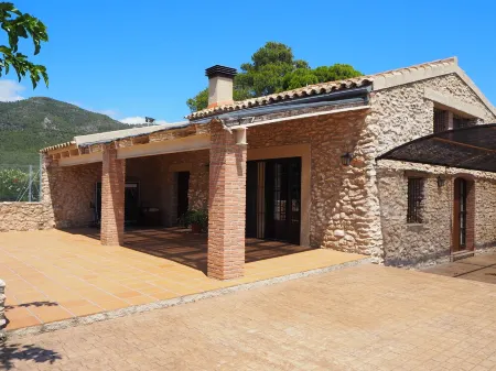 Cottage with fenced garden and tennis court, basketball. ideal for families.