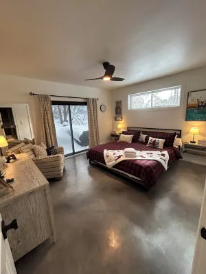 Hot tub, sauna, auto generator, in town of Bracebridge, dock-water toys, pets OK