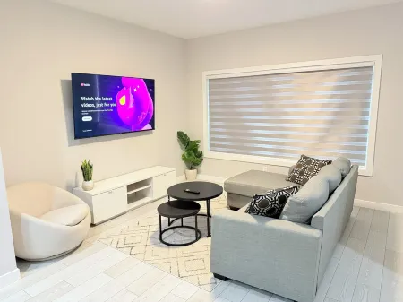 New 3BR home near Calgary & Banff Отели в г. Честермир